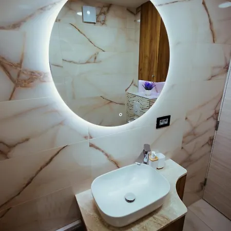 Milos, Privatan Parking