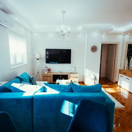 Milos, Privatan Parking